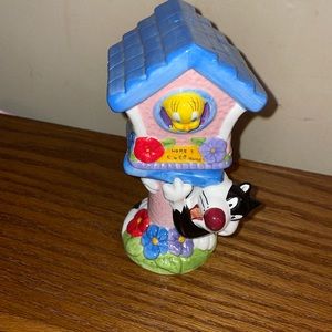 Silvester and tweety salt and pepper shakers